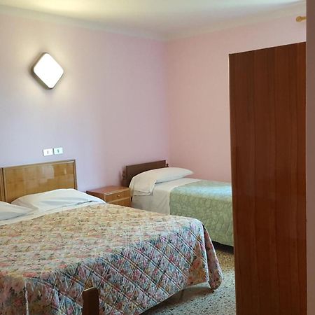 Albergo Ristorante Gualtieri 바르베리노 디 무겔로 객실 사진