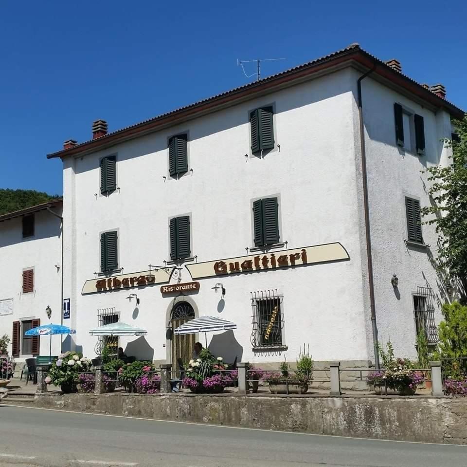 Albergo Ristorante Gualtieri 바르베리노 디 무겔로 외부 사진