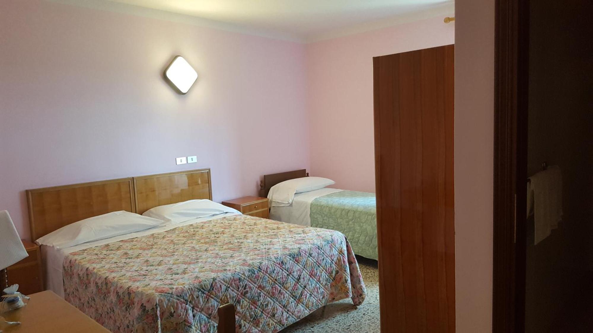 Albergo Ristorante Gualtieri 바르베리노 디 무겔로 객실 사진