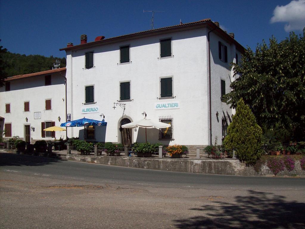 Albergo Ristorante Gualtieri 바르베리노 디 무겔로 외부 사진