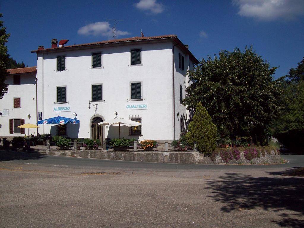 Albergo Ristorante Gualtieri 바르베리노 디 무겔로 외부 사진