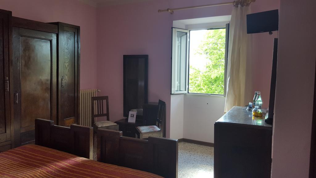 Albergo Ristorante Gualtieri 바르베리노 디 무겔로 객실 사진